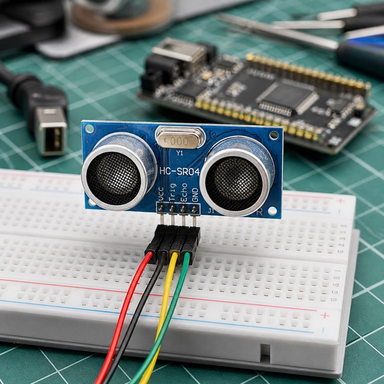 Sensor HC-SR04 conectado con cuatro cables en un prototipo de banco, como contexto no instructivo.